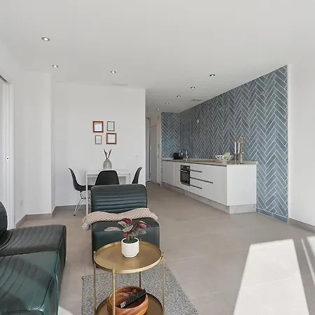 Apartment Sea View, Balconies, Pool, Walk To Puerto Banus