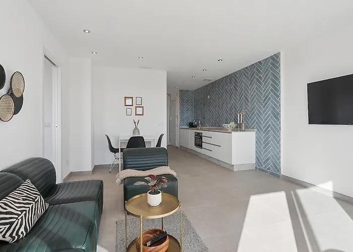 Apartment Sea View, Balconies, Pool, Walk To Puerto Banus