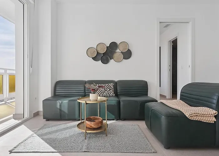 Sea View, Balconies, Pool, Walk To Puerto Banus Apartment *