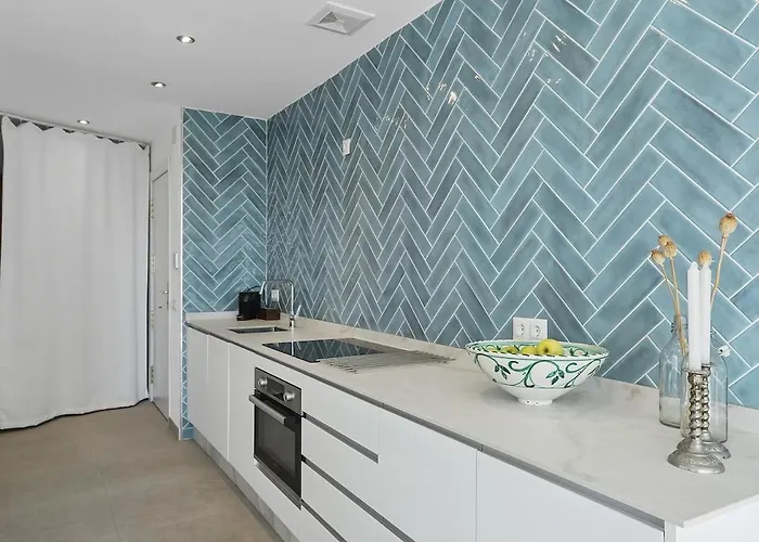 Sea View, Balconies, Pool, Walk To Puerto Banus Marbella