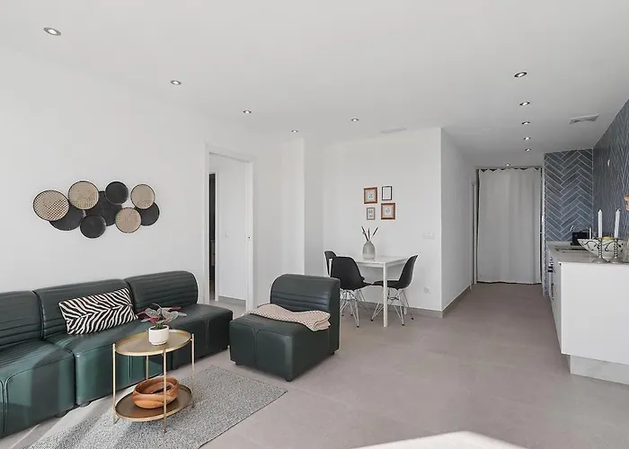 Sea View, Balconies, Pool, Walk To Puerto Banus *