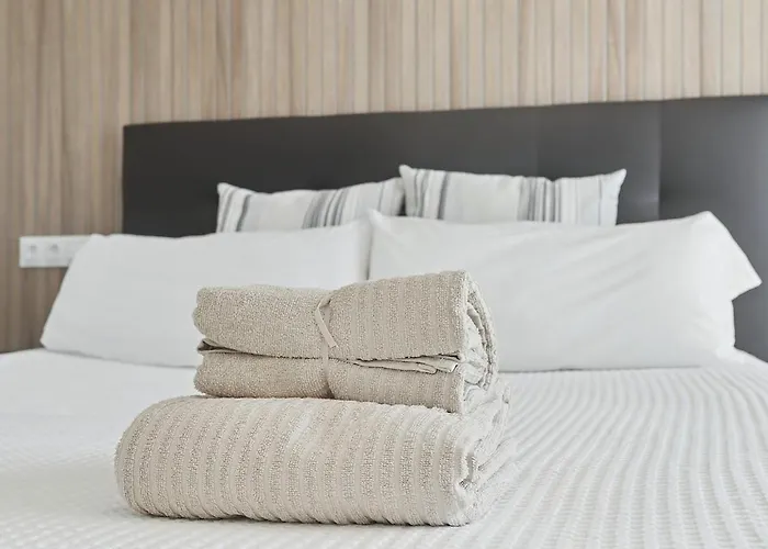 Sea View, Balconies, Pool, Walk To Puerto Banus