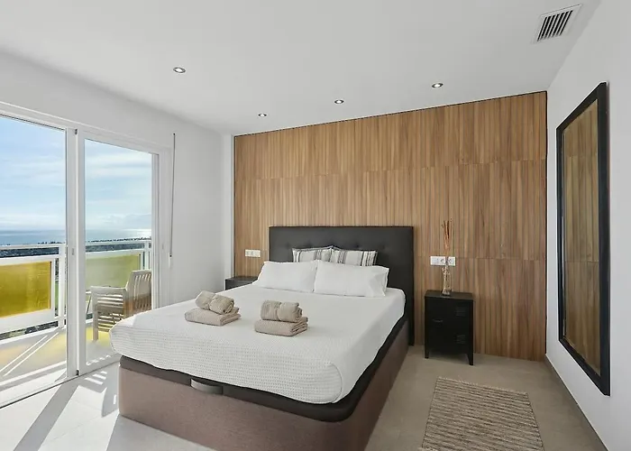 Apartment Sea View, Balconies, Pool, Walk To Puerto Banus