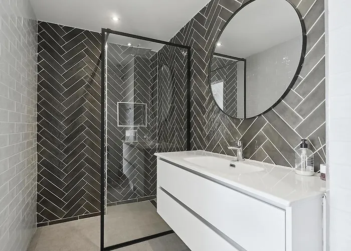 Apartment Sea View, Balconies, Pool, Walk To Puerto Banus