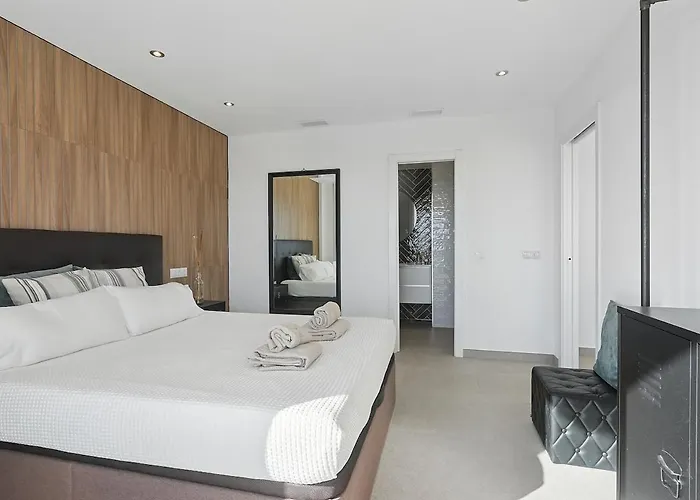 Sea View, Balconies, Pool, Walk To Puerto Banus *