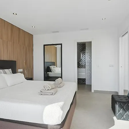 Sea View, Balconies, Pool, Walk To Puerto Banus *