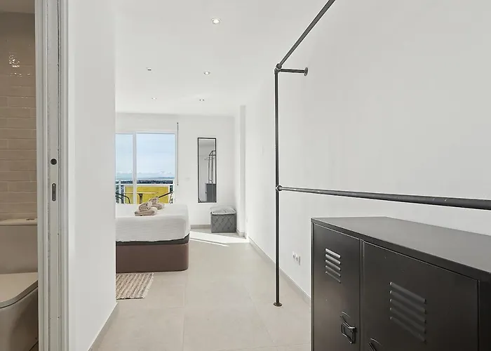 Sea View, Balconies, Pool, Walk To Puerto Banus