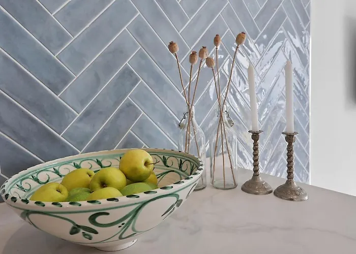 Sea View, Balconies, Pool, Walk To Puerto Banus